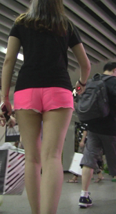 性感短热裤露白内啦