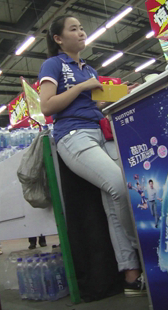 紧身灰牛售货员