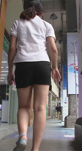 街拍紧臀黑热裤大妈