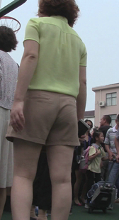 街拍黄热裤大妈