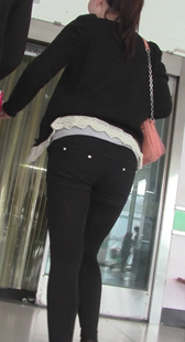 超市紧身黑裤小少妇