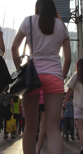 街拍红紧热裤少妇