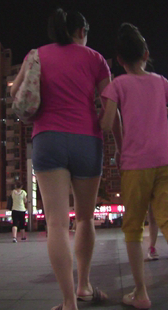 重口味牛仔热裤大妈