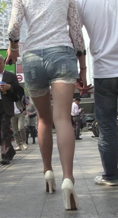 风骚高跟牛仔热裤真会扭