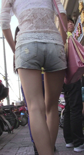性感高跟牛仔热裤美少妇