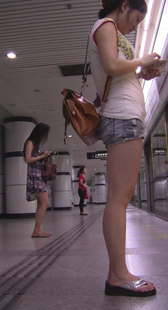 地铁紧身牛仔小妹