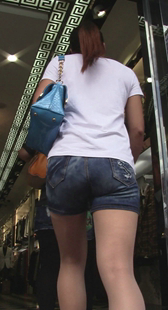 跟拍成熟牛仔热裤少妇