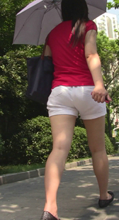 跟拍白热裤小少妇