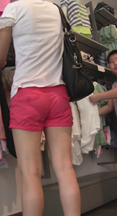 街拍紧臀红热裤