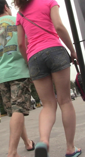 跟拍牛仔热裤大妈