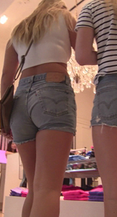 街拍大屁股两热裤