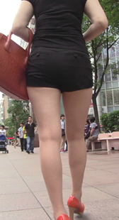 街拍性感高跟大屁股美少妇