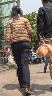 跟拍宽大臀黑牛少妇