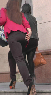 极品西裤翘臀骚货走个楼梯都要用走扶大PP