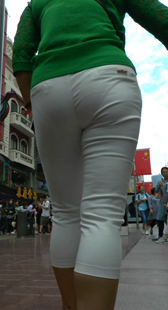 街拍重口味七分白裤大妈