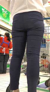 超市紧身裤少妇