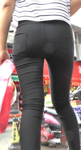 黑裤下的纤纤玉腿