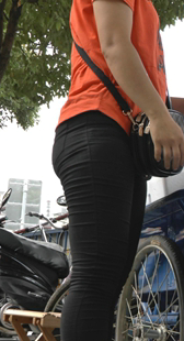 黑裤红T恤挽发卖葡萄