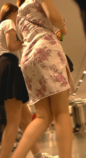 粉花白旗袍黑凉鞋