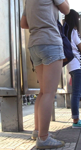 牛仔热裤少妇等公交