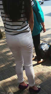 白裤紧大臀小少妇