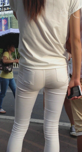 超紧白裤深沟小妹