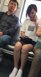 地铁少妇露大腿有点粗呀