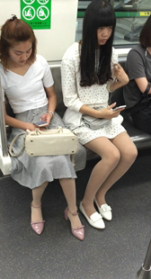 地铁肉丝两美女