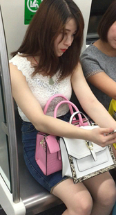地铁美女OL好像不太高兴