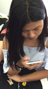 小美女就知道玩手机