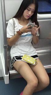 地铁性感热裤大长腿美女
