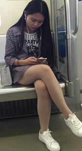 短裤肉丝大学妹