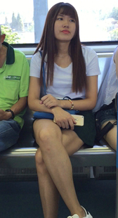 公交长发美女性感大腿
