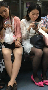 地铁性感两美腿少妇