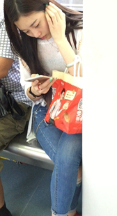 红鞋牛仔裤少妇