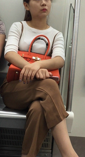 地铁黄裤成熟美女
