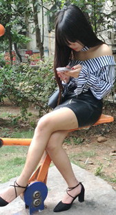 公园极品皮裙性感大美女