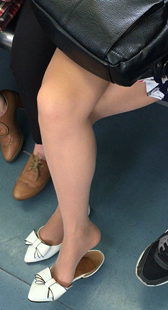 地铁肉丝少妇玩鞋子