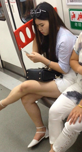 地铁美女白色尖嘴高跟