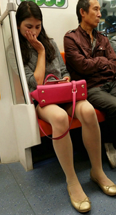 地铁肉丝短裙少妇