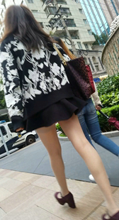 街拍花裙肉丝走路飘呀飘