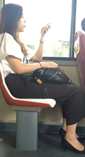 公交黑裤美女视频