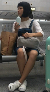 车站等车的两个年轻小妹