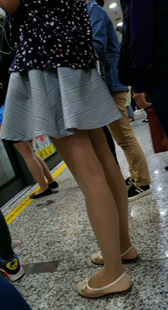 地铁站肉色丝袜高挑身材连衣短裙美女