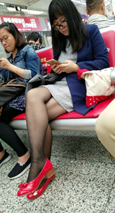 候车站黑丝红鞋小少妇