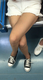 红唇白色热裤美腿妹子