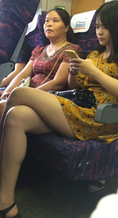 极品连衣裙美眉大白腿