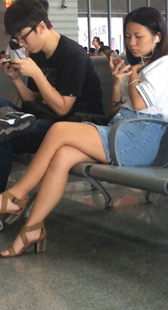 等车的极品白腿牛仔裙美眉