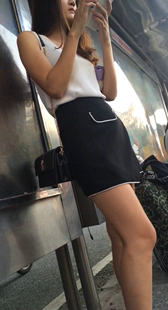 站台黑色短裙美腿漂亮美眉