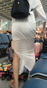 白色纱裙美眉若隐若现太性感了